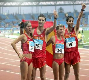 Juanma Molina junto a otros atletas espa�oles en los Juegos Mediterr�neos celebrados en Almer�a en 2005 