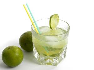 Caipirinha hecha con limas [Lima -archivo].jpg