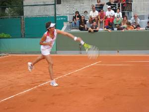 M Jos Martnez, sacando en un partido de Roland Garros 2008 [M Jos Martnez]