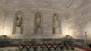 Tres esculturas de togados en una de las paredes de la recreaci�n 3D del aula de la Curia