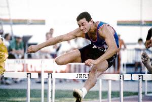 Pealver disputando la prueba de 110 m vallas en el Campeonato de Espaa de 1990 de Jerez