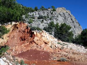 Detalle de la explotacin de las bauxitas y las rocas marinas en las que se encuentran