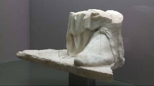 Restos de una escultura togada asociada al Foro de Carthago Nova