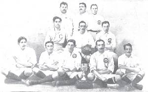 Los jugadores del Madrid Foot Ball Club posan con la Copa de Espaa