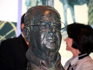 Busto, en bronce, en homenaje a Inocencio Lario, realizado por Amando [Inocencio Lario]