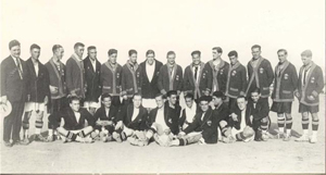 Los jugadores del Cartagena y el Valencia antes del partido de inauguraci�n de El Almarjal 