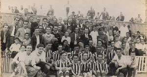 Los jugadores posan junto a los aficionados en la tribuna de El Almarjal (A�os 30)
