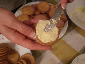 Untando las galletas con el relleno