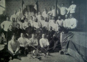 Los competidores y el jurado del Torneo Nacional de Esgrima