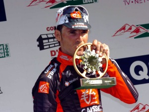 Valverde besa el trofeo que le acredita como vencedor de la Lieja-Basto�a-Lieja 2008