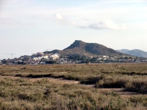 Panormica del Cabezo del Carmol. Su forma sugiere que el crter podra haber estado a su izquierda y que la parte oriental del cono volcnico haya desaparecido 