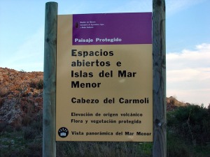 Cartel que invita a disfrutar de este paraje natural y cultural del Mar Menor 