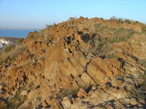 Detalle de un domo volcnico. Obsrvese como est rodeado por productos fragmentos de roca, piroclastos, expulsados por el volcn 