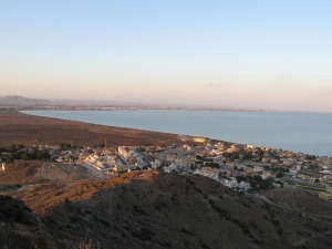 Panormica del norte de Punta Brava cuyas construcciones ms recientes estn afectando a los pequeos cerros volcnicos anexos al Carmol. Al fondo el Cabezo Gordo 