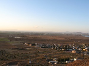 Vista al noroeste. Las ramblas de Miranda y del Miedo dan lugar a la Marina del Carmol, el ltimo gran humedal escasamente alterado a orillas del Mar Menor y del volcn del Carmol 