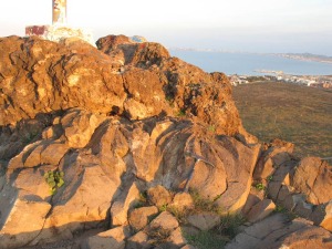 La subida a la cima nos regala paisaje y geologa. El enfriamiento lento de una colada de lava ha dado lugar a esta disyuncin. Sobre ella, una colada de lava con piroclastos 