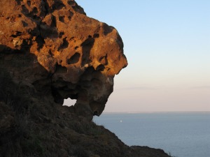 El viento, el agua, la meteorizacin e incluso la vegetacin van esculpiendo la roca con formas erosivas caprichosas.  En la cima del Cabezo est una geoforma que los lugareos llaman 