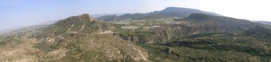 Panormica desde el mirador de Aledo. Al fondo la sierra de la Tercia, la rambla de Lbor y el cabezo de la Cimbra. En el centro los cultivos de parrales sobre las margas de la formacin Carivete