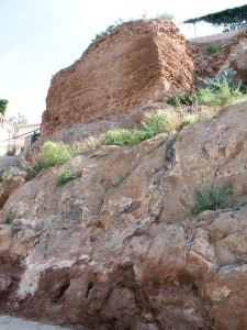 Por las fracturas de las rocas el paso del agua ha originado depsitos minerales. En la foto se aprecia una pared tapizada por calcita con hbito de falsa gata [LIG Aledo]