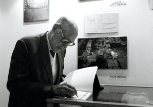 Emeterio Cuadrado firmando libros