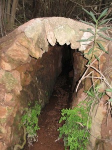 Acequias y galeras por doquier aparecen en este paraje para aprovechar uno de los recursos geolgicos ms preciados, el agua subterrnea que guardan las areniscas marinas [LIG Mauta]