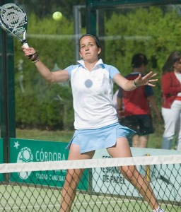 Patricia Llaguno haciendo una volea en la III Semana de la Mujer y el Pdel de 2009 