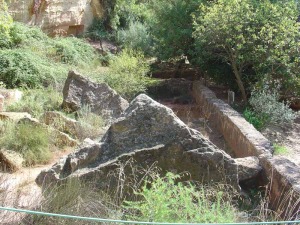 Esta es la balsa que acumulaba el agua de subterrnea que discurra por las galeras con lumbreras de la Agualeja. En ella han cado grandes bloques de areniscas 