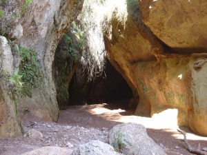 Entrada del estrecho de la Agualeja. En esta obra de arte de la Naturaleza, tambin el ser humano, desgraciadamente, ha querido sentirse partcipe escribiendo su firma 