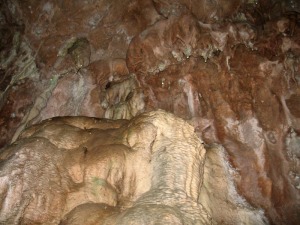 Antiguas cascadas de agua se han quedado petrificadas en forma de carbonatos. Todava la obra escultora contina con las gotas que caen lentas pero sin pausa 