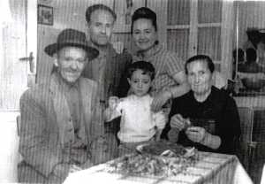 El Chato y su familia abriendo rosas del azafrn