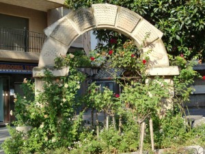 Arco renacentista que estaba situado en la entrada de la antigua iglesia