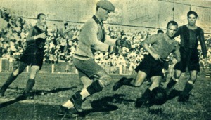 Lance del partido de promocin entre el Bara y el Real Murcia en el campo de Chamartn (1942)