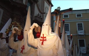 Penitentes portan al 'Santsmio Cristo de la Salud' 