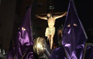 Penitentes portan al 'Santsimo Cristo del Refugio' [Jueves Santo Cristo del Refugio]