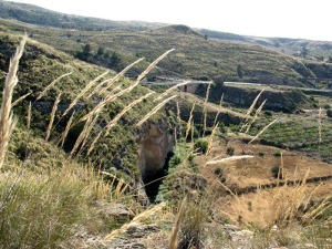 Una buena vista de un espejo de falla y el paisaje que lo rodea 