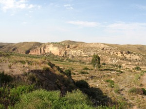 Panormica del gran desprendimiento que hay en la margen izquierda del ro Guadalentn al fondo. En primer plano una terraza de la rambla de la cantera donde se recomienda situar un cartel explicativo