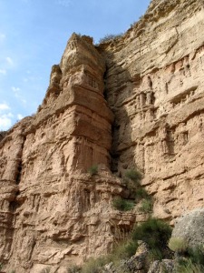 Lutitas del delta afectadas por diaclasas que favorecen la cada y erosin de estos materiales del delta [Rambla Canteras]