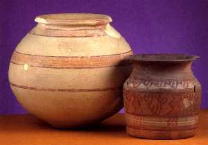 Cer�micas ib�ricas. Derecha: K�lathos de Las Cabezuelas (Totana, Murcia). Siglo IV-III a. C. Izquierda: urna funeraria de la necr�polis de la Corredera (Lorca, Murcia). Siglos IV-III a. C.