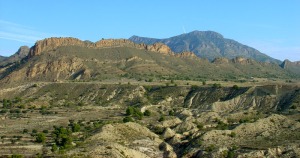 La sierra de la Pila culminada por el cabalgamiento de calizas y dolomas jursicas subbticas sobre materiales cretcicos prebticos. Delante, la cresta en areniscas cretcicas de Loma de Planes