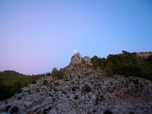 La leyenda nos dice que una hermosa mora peda un beso la noche de San Juan para quedar liberada del encanto, de ah en nombre del Pen de la Encantada 