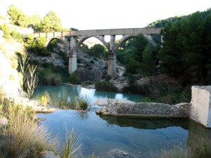 Vista del acueducto del Taibilla. Obsrvese el enorme bloque desprendido que hay bajo l [rambla Perea]