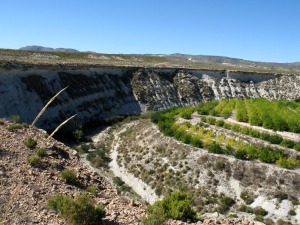 Bonito meandro. La superficie plana superior son conglomerados fluviales del Plio-Cuaternario. La zona cultivada es una terraza ms moderna 