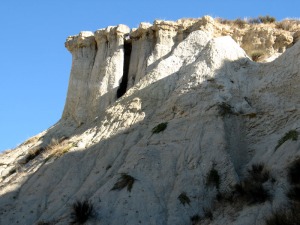 Espectacular oquedad vertical generada por procesos de sifonamiento que afectan a los conglomerados y a las areniscas pliocuaternarias. Termina cuando empiezan las margas marinas 