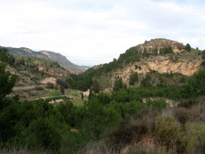 La casa de Perea. Al fondo el anticlinal de Cejo Cortado. A la derecha fallas que afectan a las areniscas del Tortoniense superior (unidad III) 