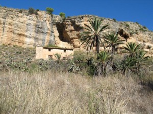 Tpico paisaje del curso medio de la rambla de Perea. La cavidad est generada por una falla 