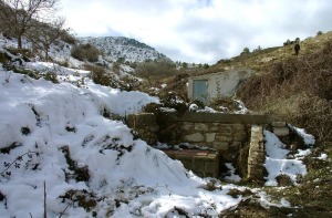 Fuente canalizada situada al este del casero de Inazares 