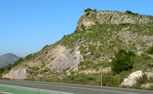 Afloramiento de filitas (parte inferior) y calizas alpujrrides localizado frente al camino de ascenso a la batera 