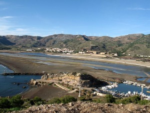 Panormica de la Baha de Portmn. Pese al impacto ambiental la minera, al fondo, tambin dej un rico patrimonio minero-industrial que puede ser aprovechado para fines tursticos 