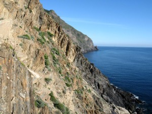 Imponentes acantilados de rocas metamrficas limitan la baha de Portmn 