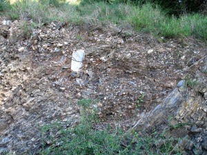 Antiguos cursos de agua erosionaron las rocas metamrficas. En la foto un buen ejemplo de un paleocanal fluvial relleno de cantos metamrficos 